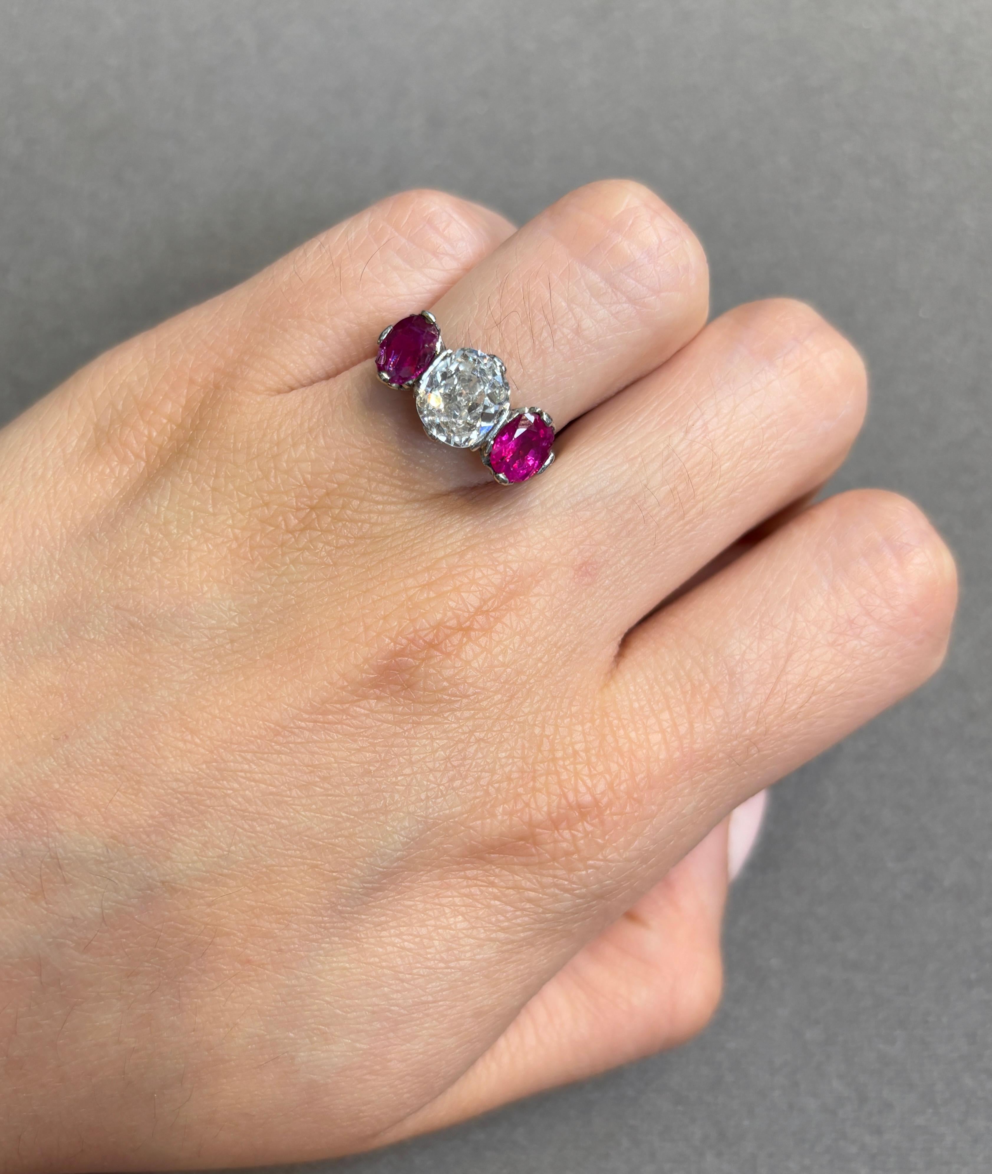 Anillo Art Decó de Rubí y Diamante talla cojín de 1,76 quilates certificado por el GIA

Anillo de platino que centra un diamante talla cojín certificado por el GIA flanqueado por dos rubíes talla redonda.

Peso aproximado del diamante: 1,76 cts