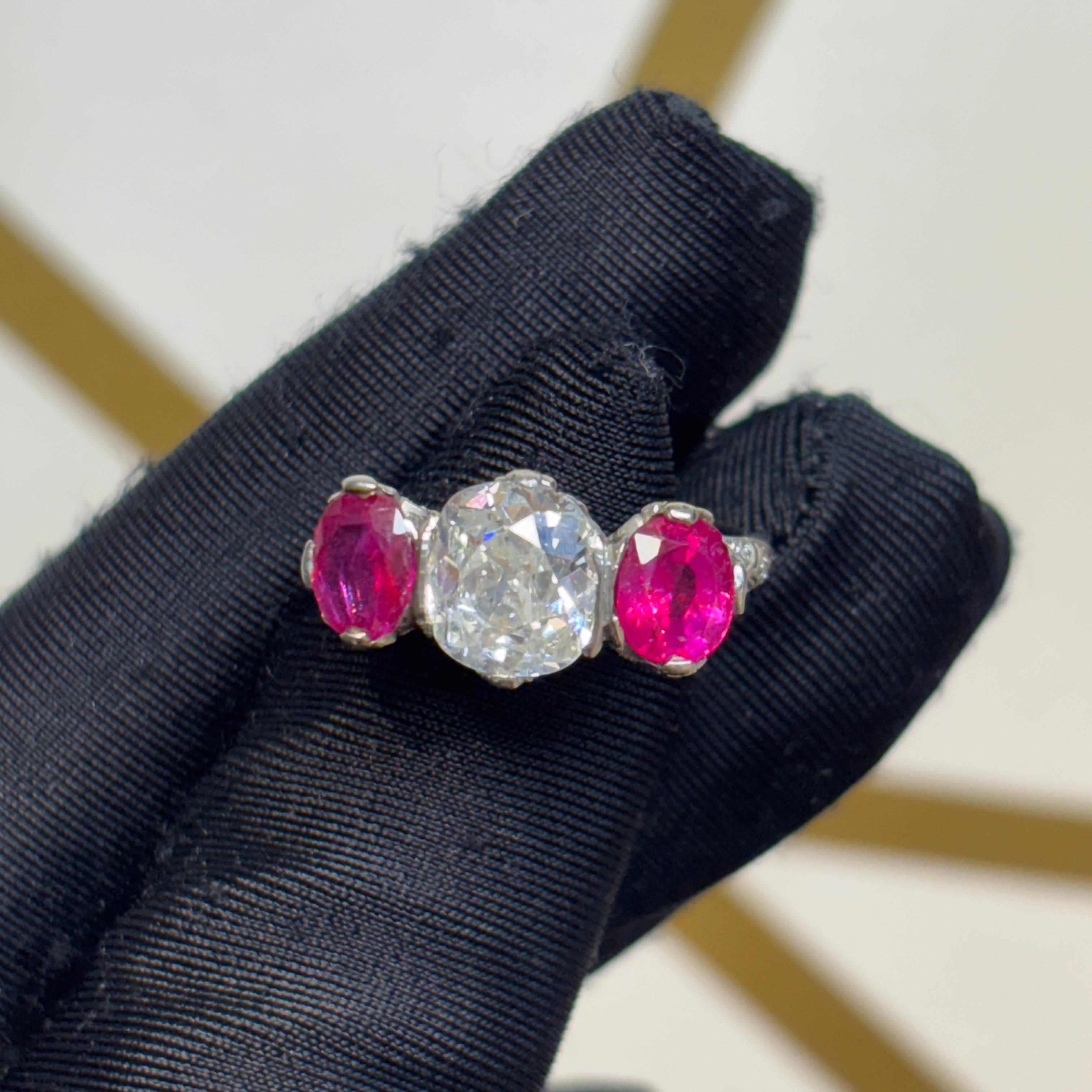 Anillo Art Decó de Rubí y Diamante talla cojín de 1,76 quilates certificado por el GIA Corte cojín en venta
