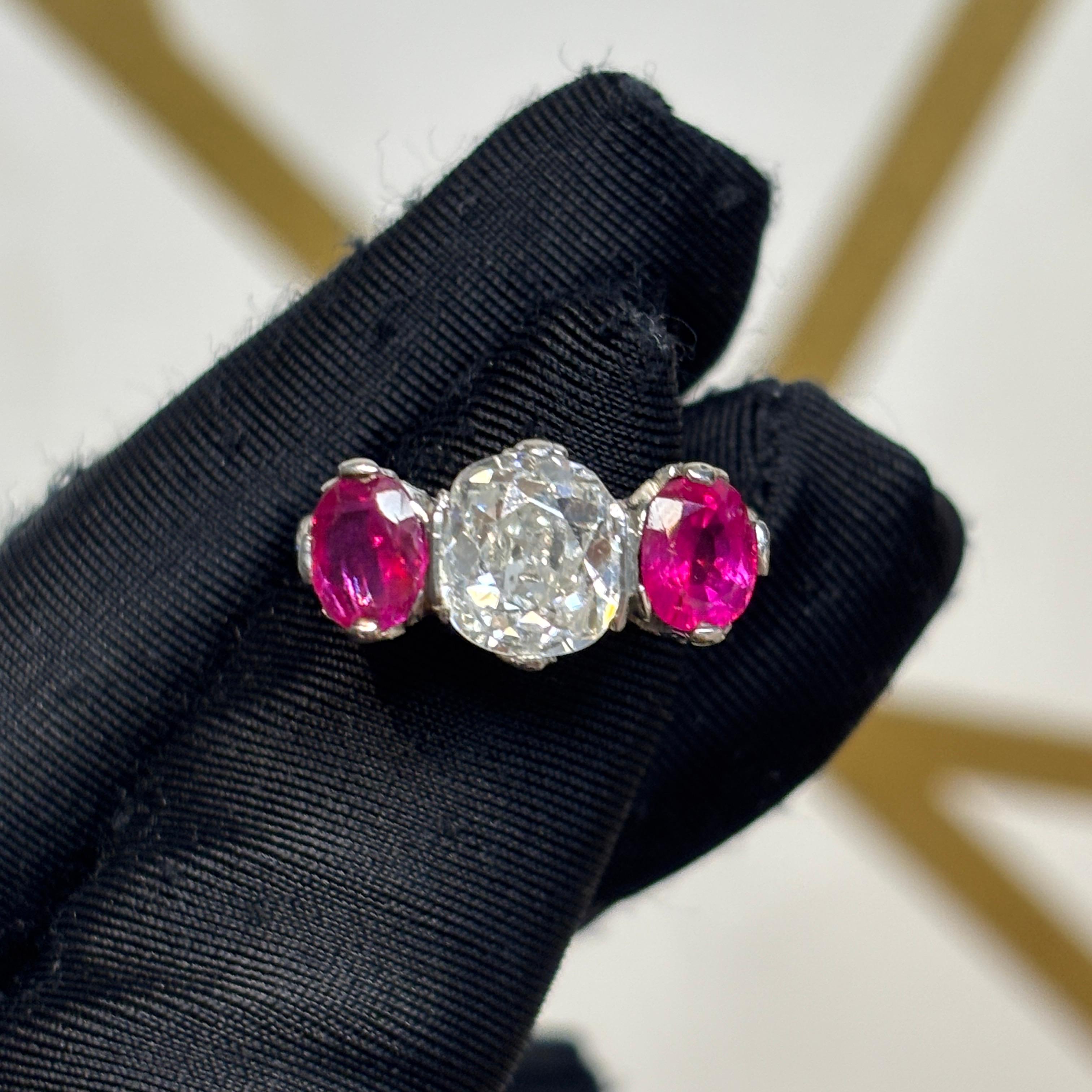 Anillo Art Decó de Rubí y Diamante talla cojín de 1,76 quilates certificado por el GIA en Excelente estado para la venta en New York, NY
