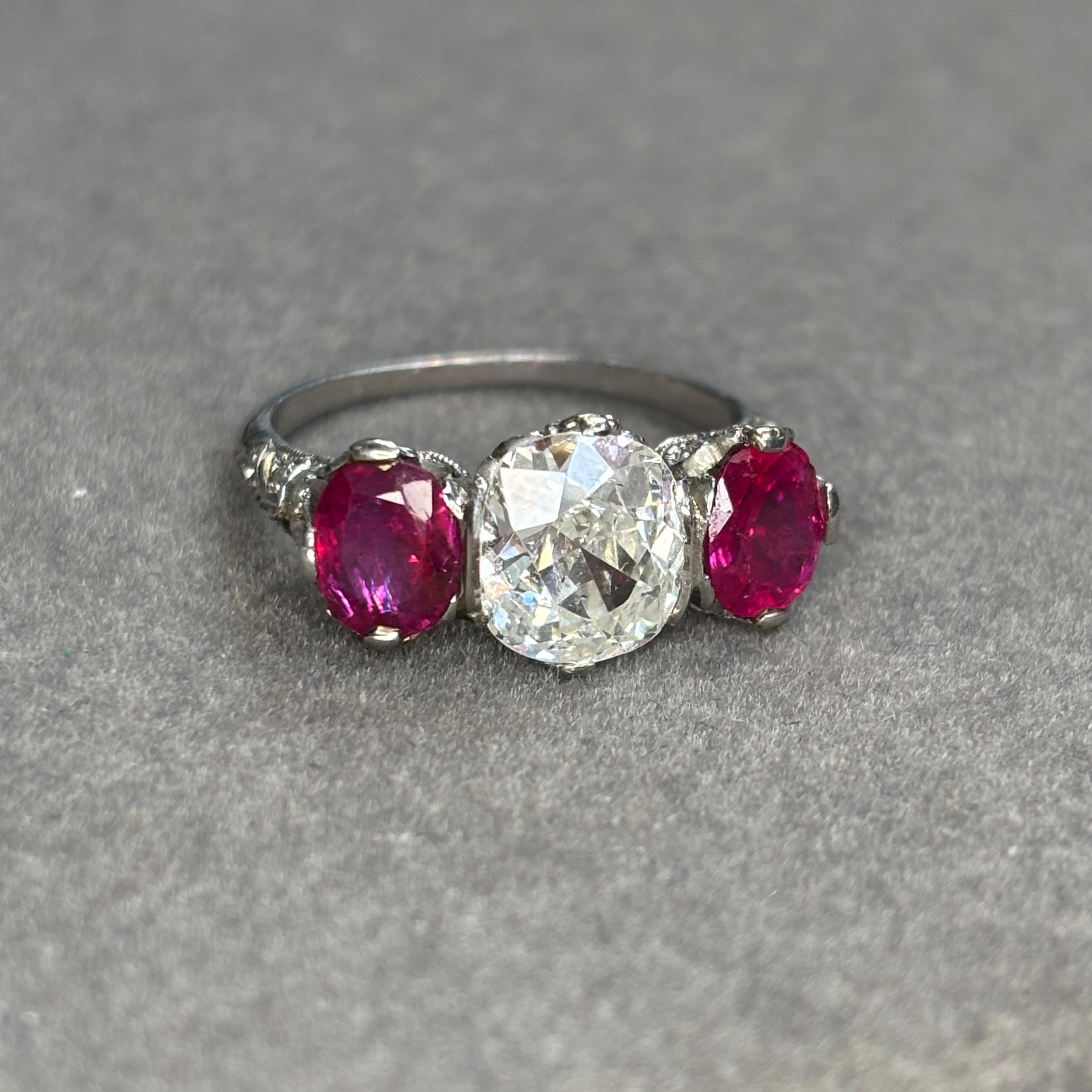 Anillo Art Decó de Rubí y Diamante talla cojín de 1,76 quilates certificado por el GIA en venta 2