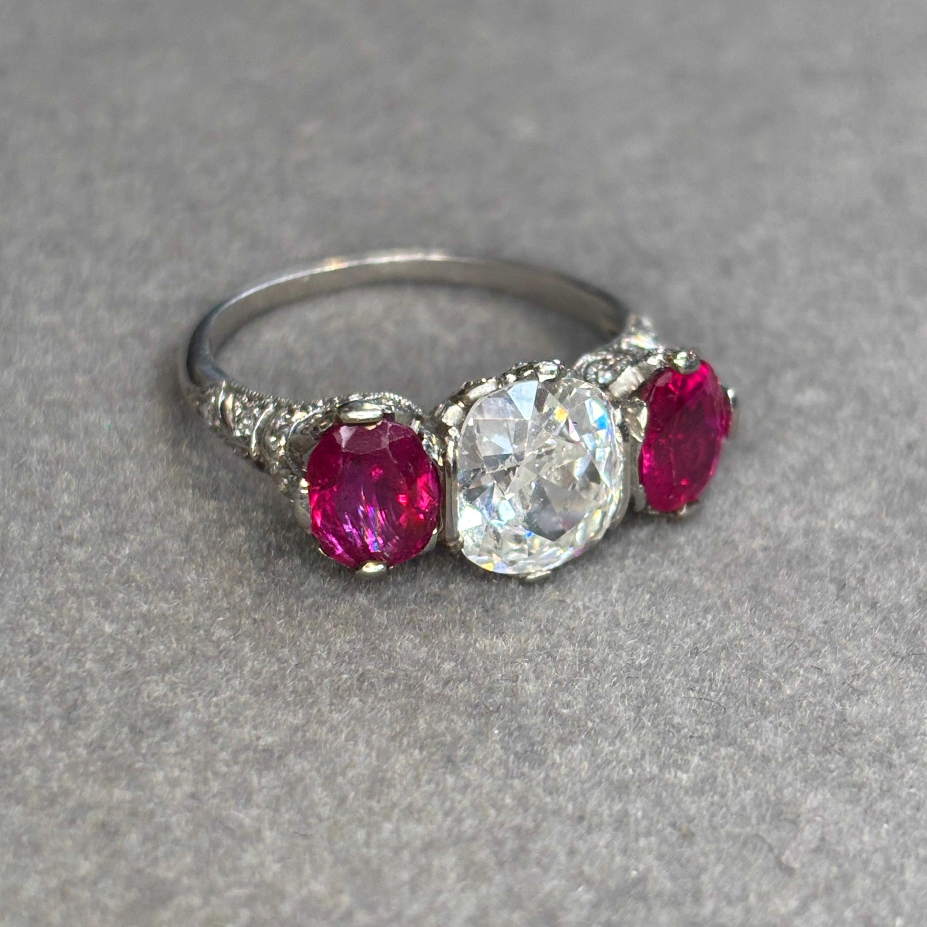 Anillo Art Decó de Rubí y Diamante talla cojín de 1,76 quilates certificado por el GIA en venta 3
