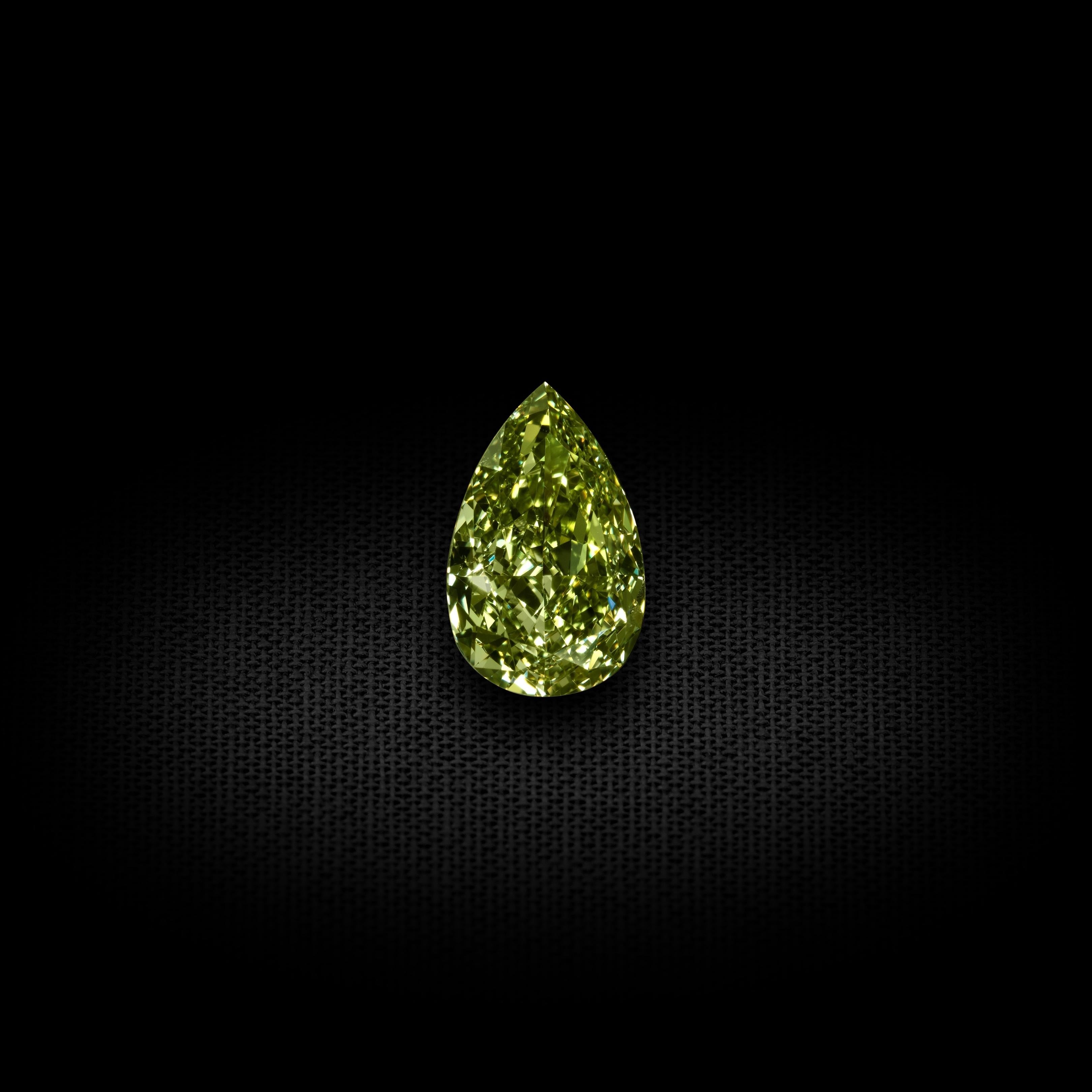 Contemporary GIA Certified 1.76 Carat Pear Shape Green Diamond Ring For Sale