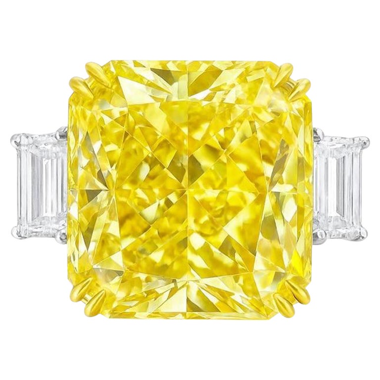 Anello con diamante giallo di fantasia certificato GIA da 17,61 carati con pietre laterali trapezoidali in vendita