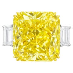 Anello con diamante giallo di fantasia certificato GIA da 17,61 carati con pietre laterali trapezoidali