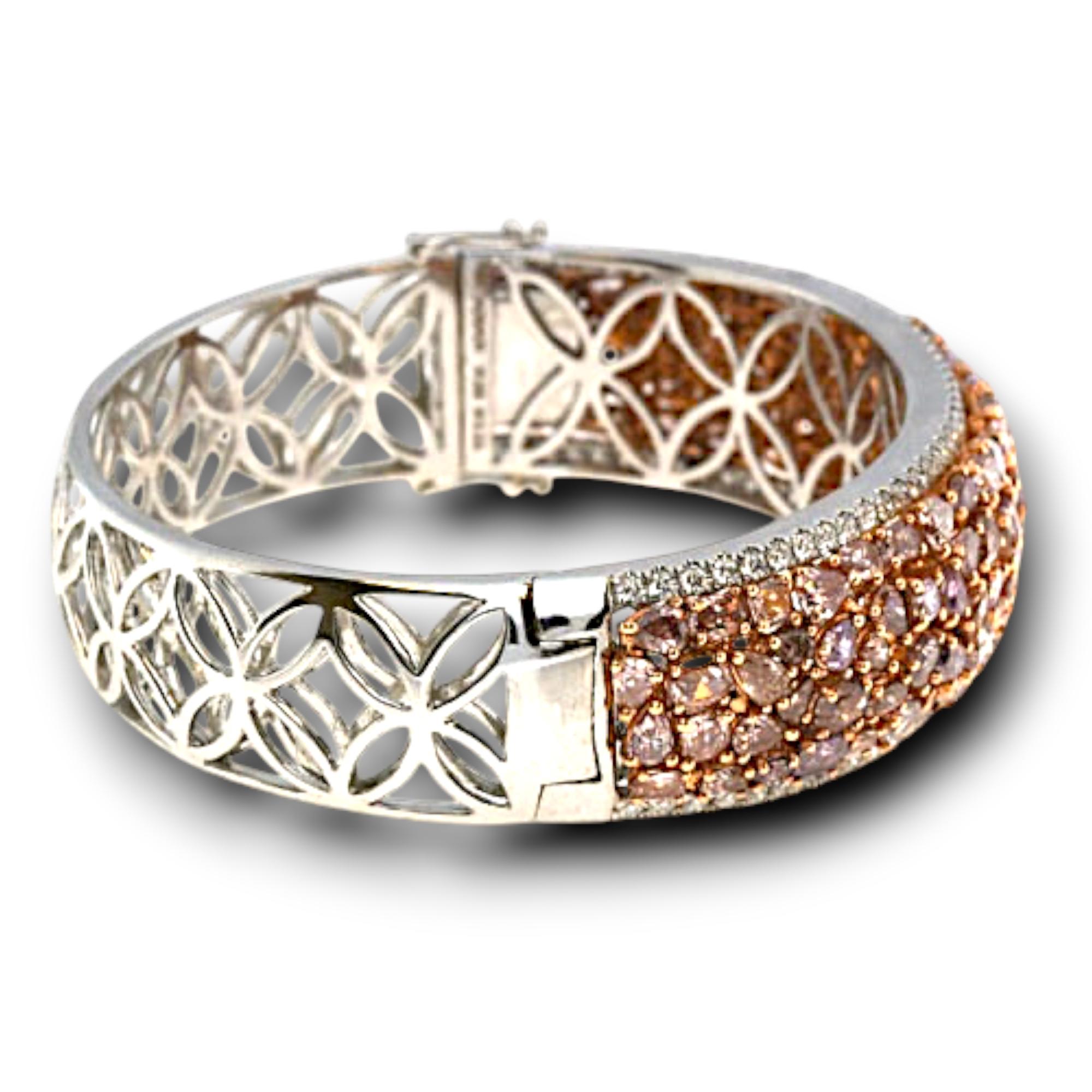 104 Pink Diamond: 15,80 Carati
94 diamanti tondi bianchi: 1,90 Carati
Metallo: Oro bianco 18 carati, 46,00 grammi
Certificato GIA:  2155755606
