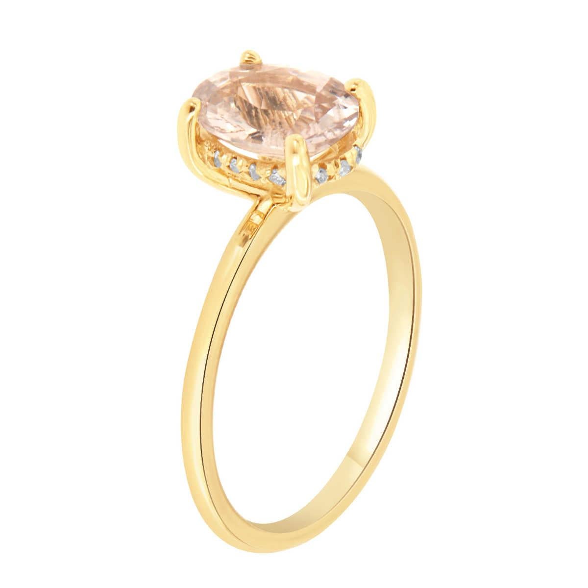 Dieser Ring aus 14-karätigem Gelbgold zeigt eine seltene  GIA-zertifizierter 1,77-karätiger ovaler, unerhitzter, sehr hellrosa Saphir aus Sri Lanka. Der seltene Edelstein mit einem Gewicht von 0,15 Karat ist von einem verborgenen Halo aus Diamanten