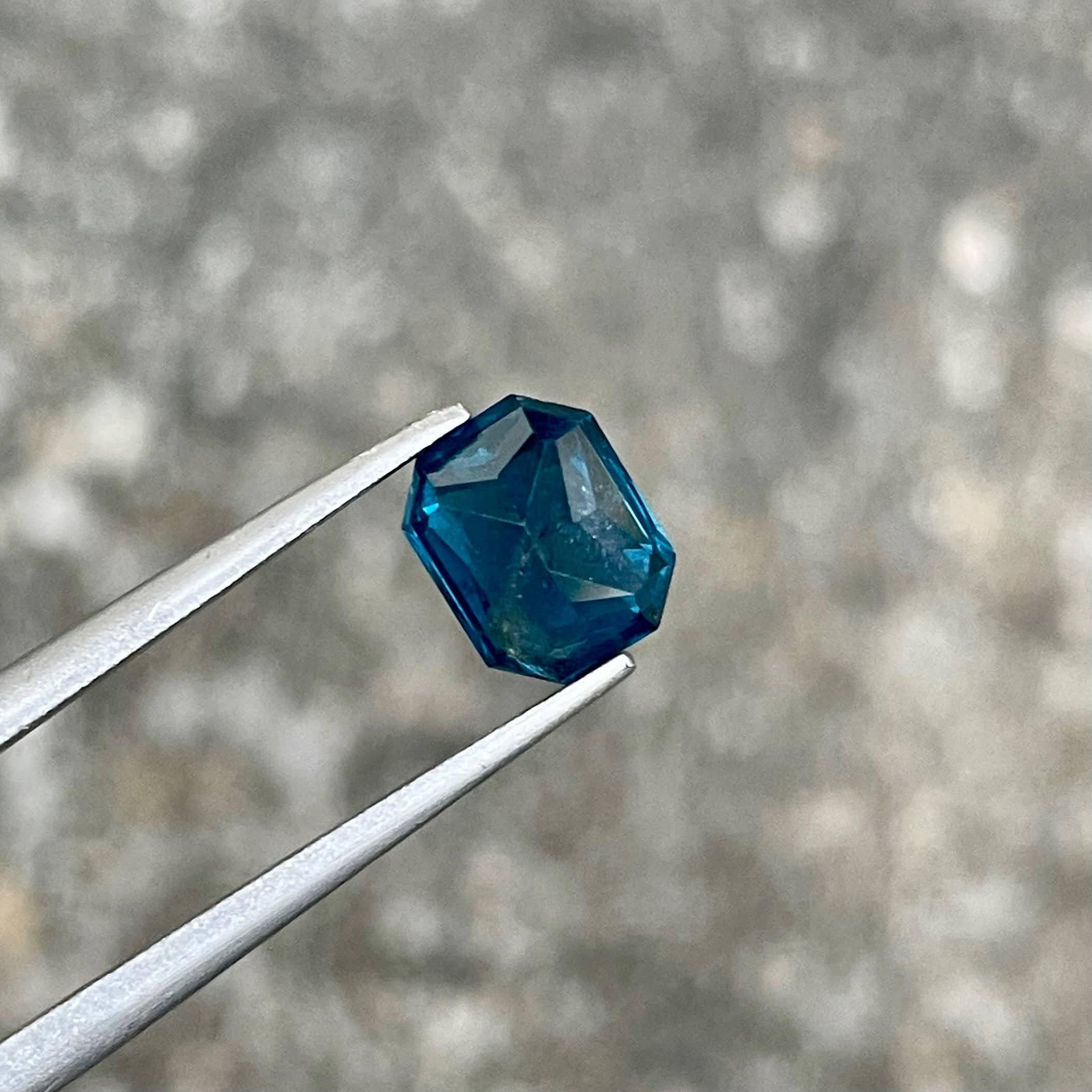 Women's or Men's GIA Certified 1.77 carats Cobalt Blue Spinel Stone Brilliant Cut Natural Gem For Sale