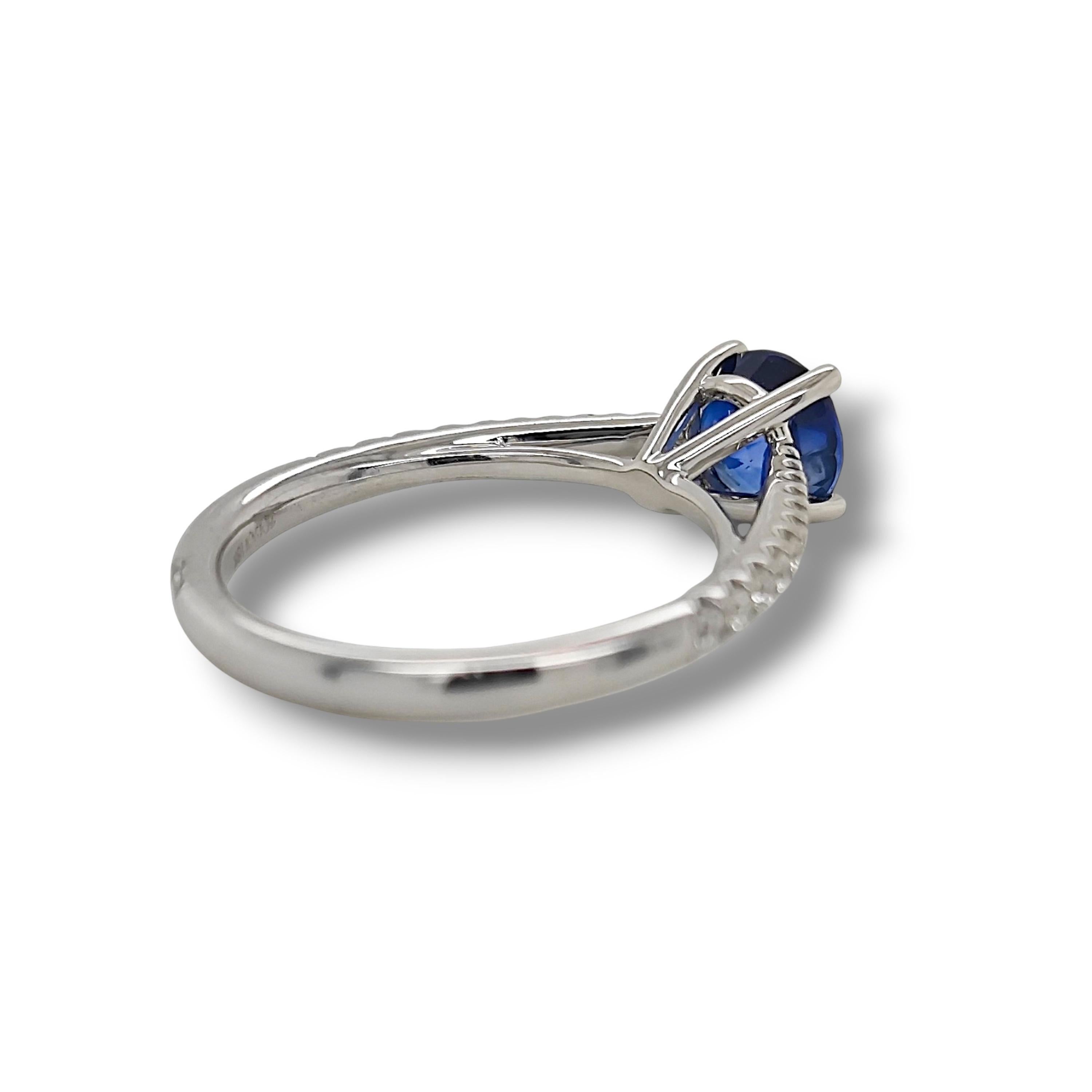 1 gemma di zaffiro blu riscaldato Nature: 1,57 carati
22 diamanti tondi bianchi: 0,21 Carati
Metallo: Oro bianco 18 carati, 3,70 grammi
Certificato GIA: GIA 2235539746 
