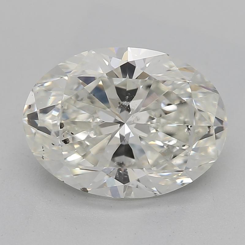 Fabricado a mano en Nueva York, este exquisito anillo de diamantes presenta un cautivador diseño que combina la inspiración vintage con la elegancia moderna. En su corazón, un impresionante diamante ovalado, de 1,79 , luce un prístino I y un notable