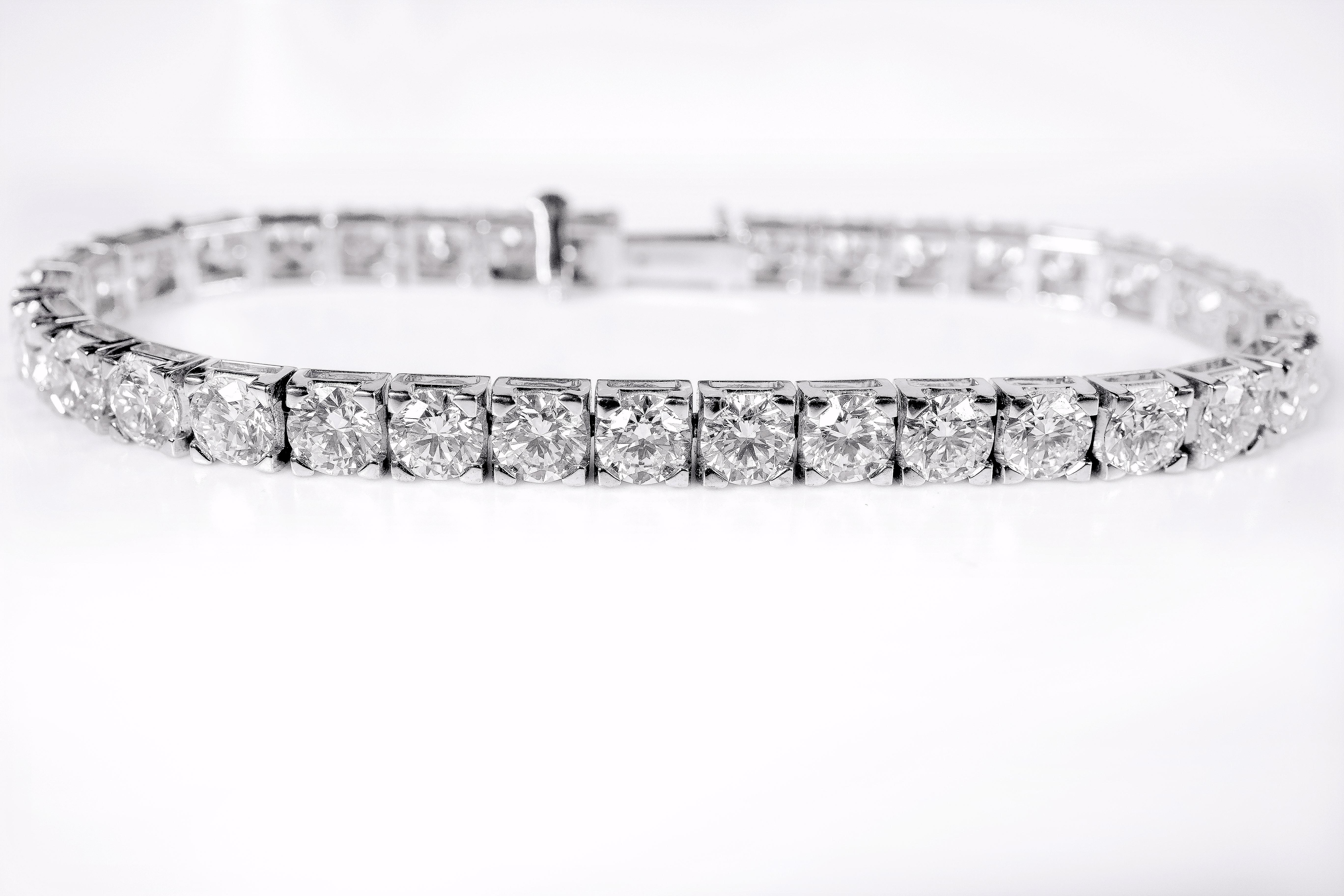 bracelet de tennis en or 18 carats, solitaire certifié GIA de 17,97 carats, taille brillant 

Ce magnanime bracelet tennis en diamant solitaire est incrédule. Le bracelet tennis classique avec 33 diamants solitaires ronds identiques de 0,55 poinçon