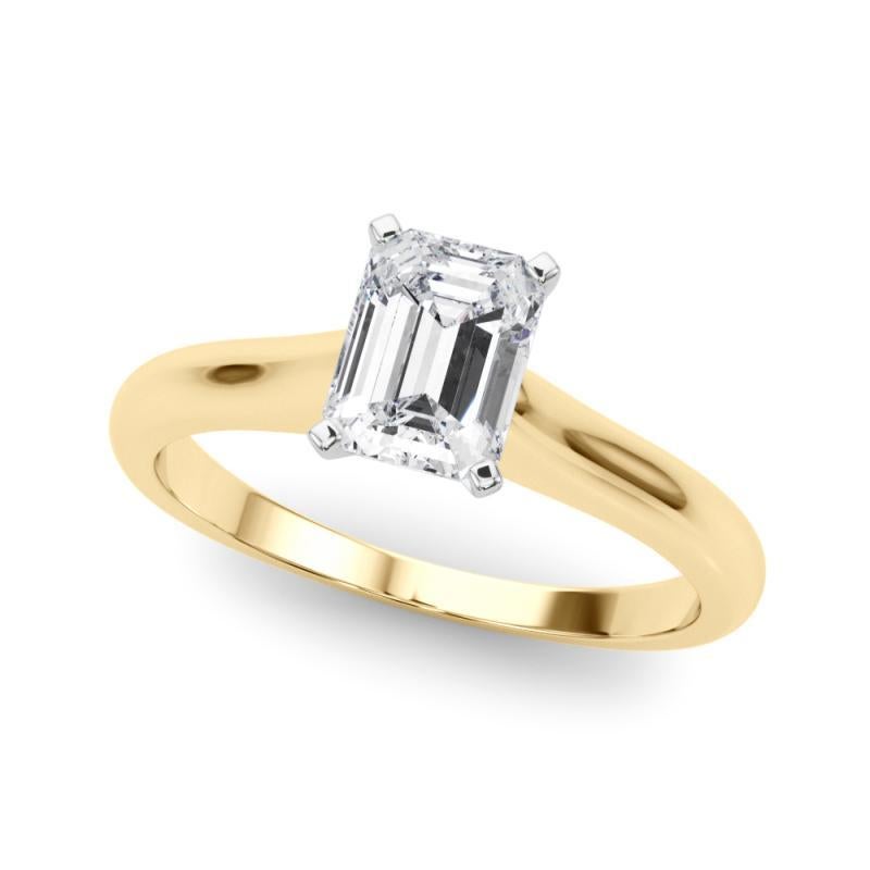 Irradiando elegancia atemporal, este cautivador anillo de diamantes presenta una impresionante piedra central esmeralda de 1.7. El exquisito brillo se ve amplificado por la impecable graduación I y VS2, que garantiza que cada faceta del diamante