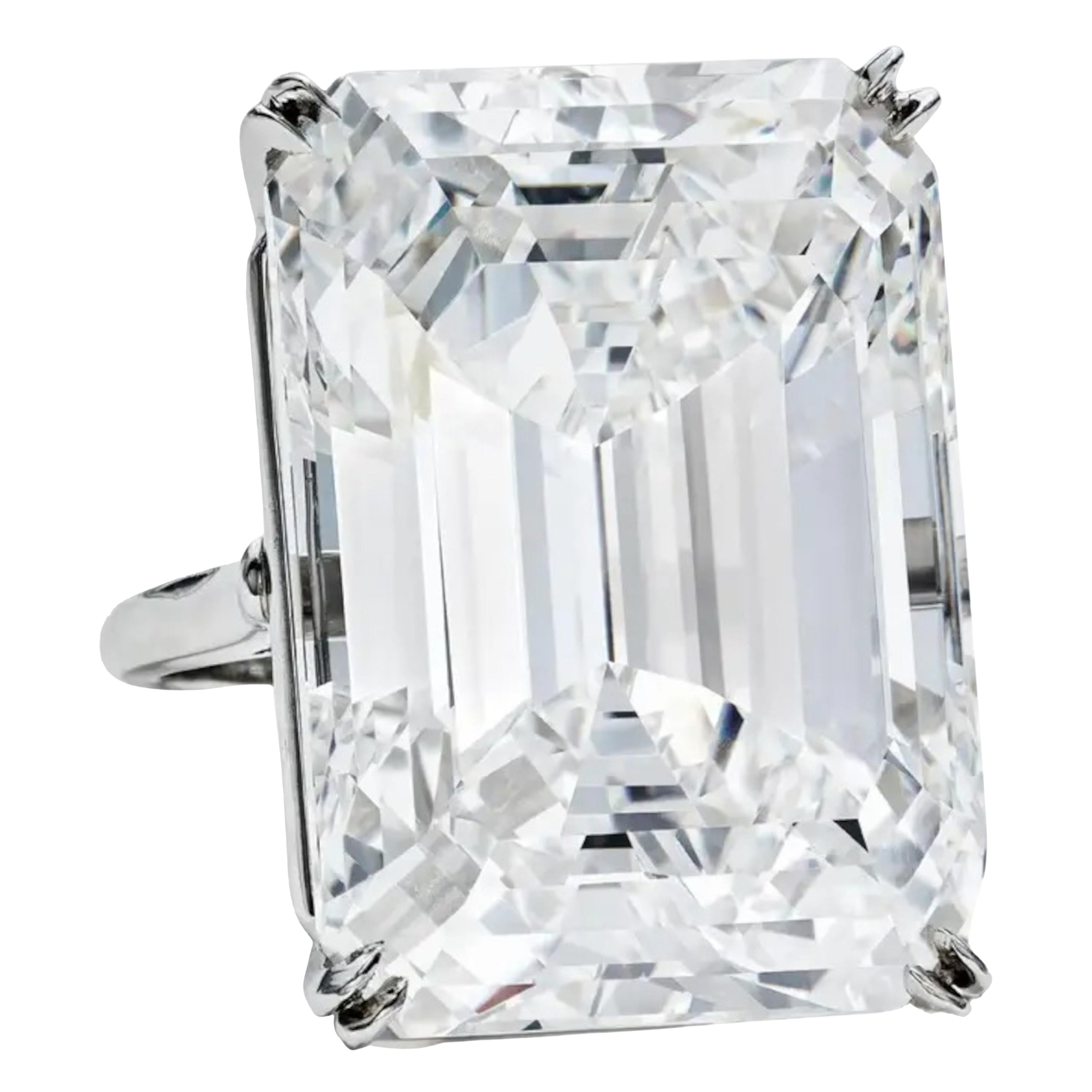 Uno squisito ed enorme diamante taglio smeraldo da 18 carati incastonato in platino massiccio

la pietra è stata certificata da GIA ed è un diamante naturale di colore J, purezza VS2, eccellente lucentezza e simmetria e fluorescenza brillante.



