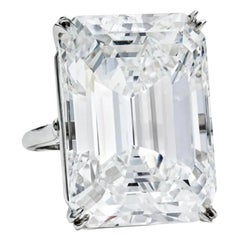 Anello con diamante taglio smeraldo certificato GIA da 18 carati