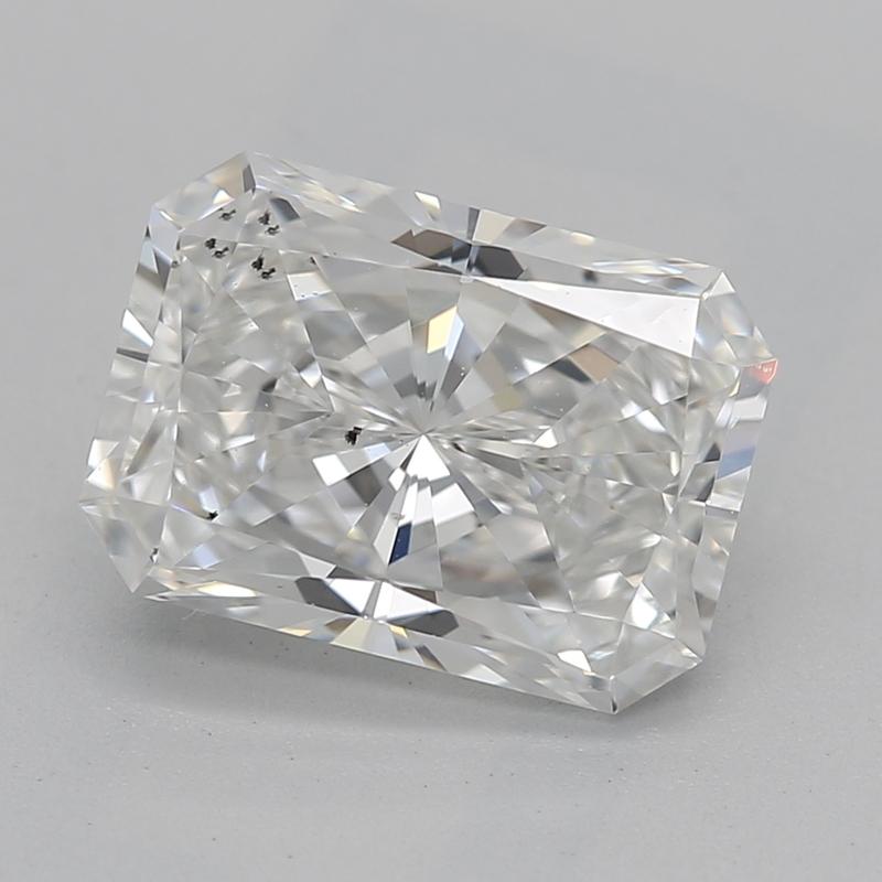 Questo straordinario anello con diamante, che emana un'eleganza senza pari, è caratterizzato da una pietra centrale radiosa F SI1 di 1,8. Circondata da una squisita aureola a forma di smeraldo e cuscino, l'incastonatura mostra diamanti laterali