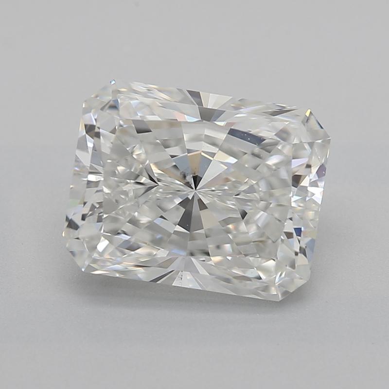 Cette extraordinaire bague en diamant est ornée d'une pierre centrale rayonnante pesant 1,8, d'une pureté SI1 et d'une pureté H à couper le souffle. Sertie dans un luxueux or jaune, cette bague est conçue pour captiver et ravir. La pièce maîtresse
