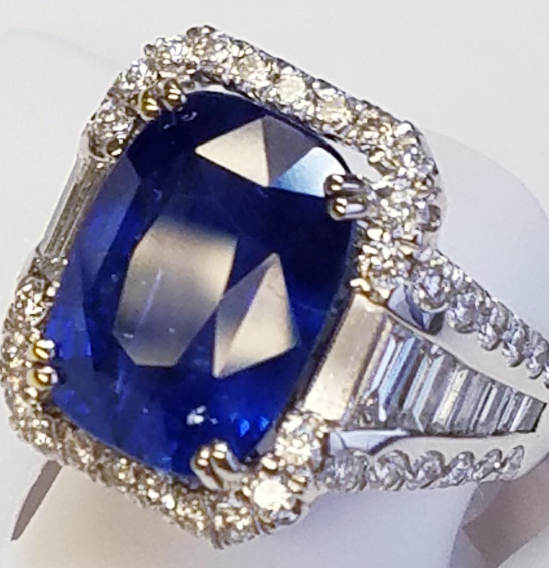 GIA Certified 18 Karat White Gold Cushion Cut Sapphire and Diamond Ring In New Condition In Great Neck, NY