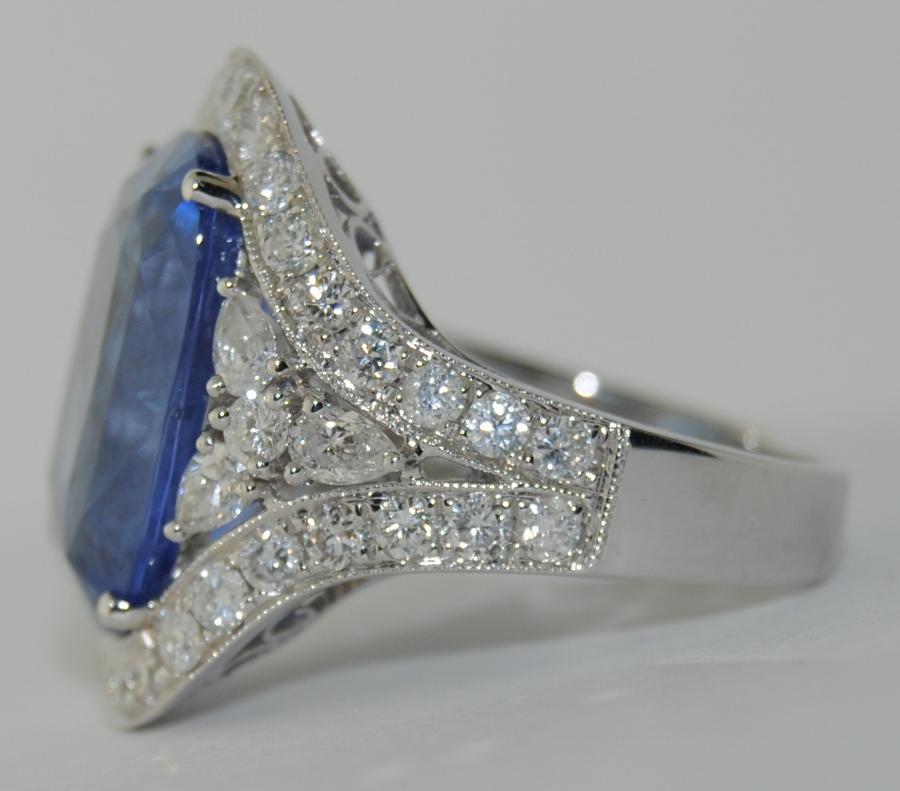 Contemporary GIA Certified 18 Karat White Gold Ring with Sapphire and Diamonds For Sale