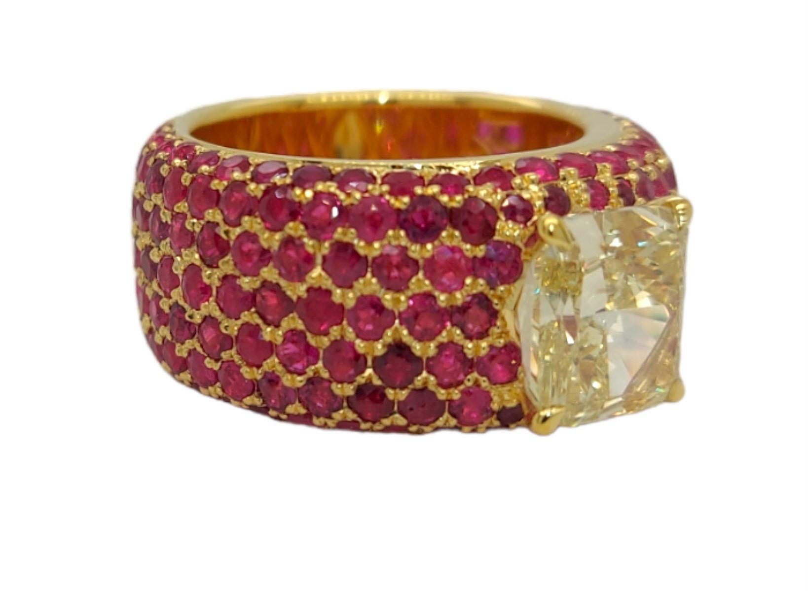 GIA Certified 18kt Gold Ring with 3.06ct Fancy Yellow Diamond & 9.07ct Ruby In New Condition For Sale In Antwerp, BE