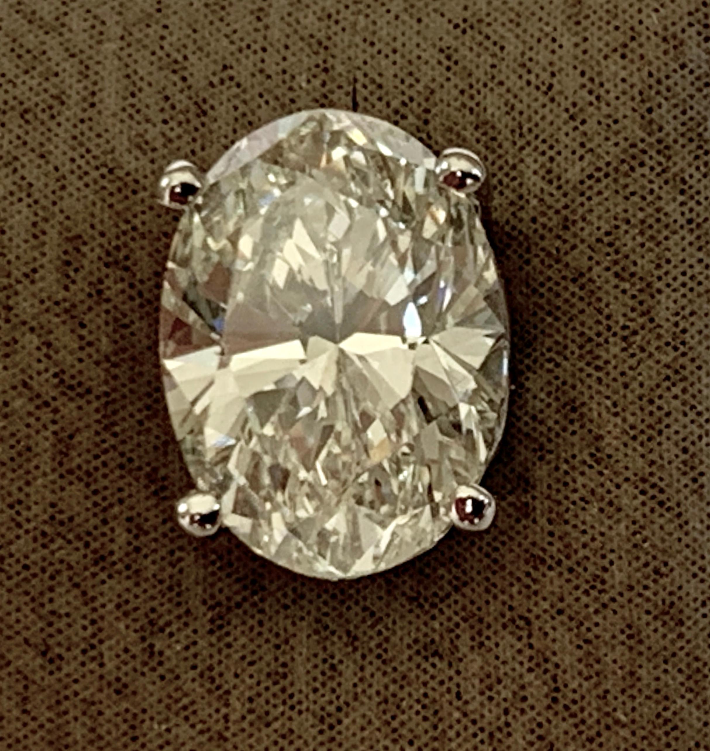 Diese atemberaubenden Diamant-Ohrstecker verfügen über eine 4-Zacken-Korb-Fassung in glitzerndem 18-karätigem Weißgold. Die Ohrstecker enthalten 2 schillernde Diamanten im Ovalschliff mit einem Gesamtgewicht von 4,05 ct. Beide Steine K Farbe, vs2
