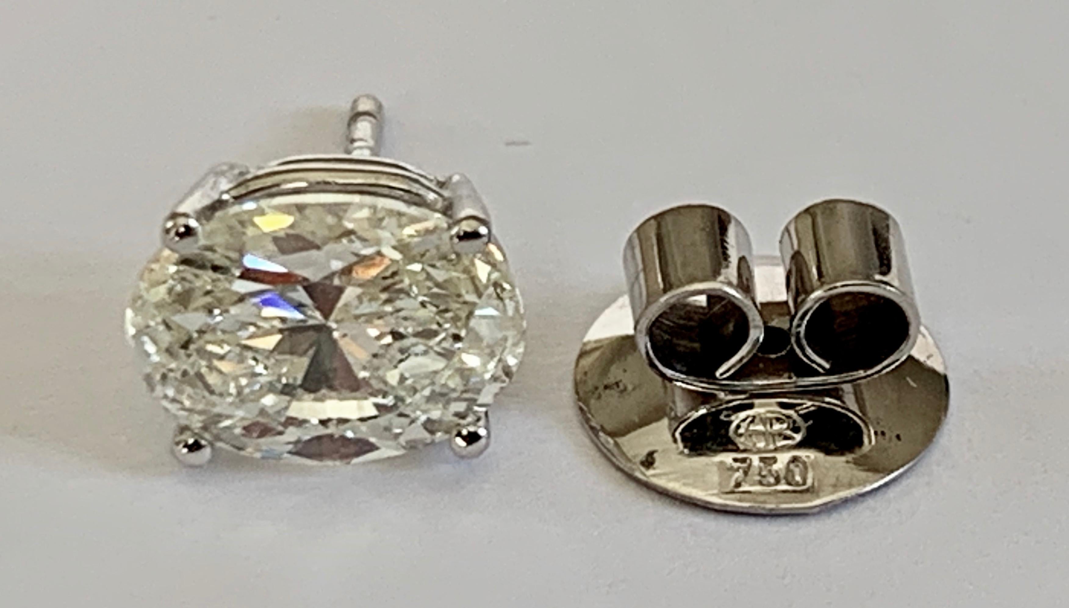 GIA-zertifizierte ovale Diamant-Ohrstecker aus 18 Karat Gold, 2,02 Karat, 2,03 Karat (Zeitgenössisch) im Angebot