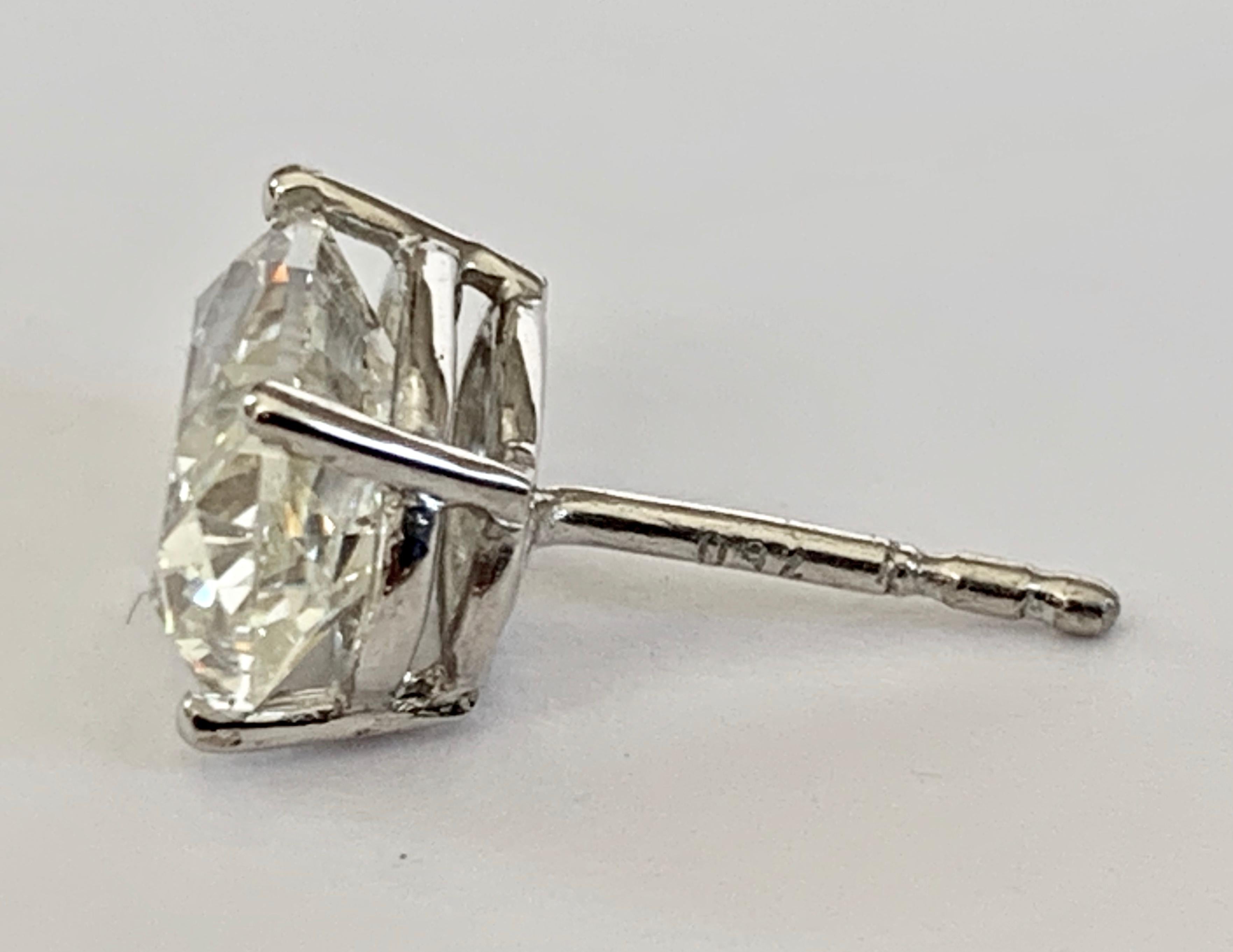 GIA-zertifizierte ovale Diamant-Ohrstecker aus 18 Karat Gold, 2,02 Karat, 2,03 Karat (Ovalschliff) im Angebot