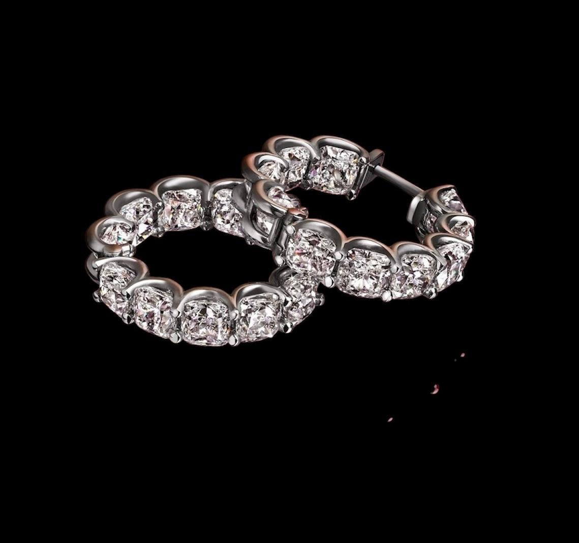 Une paire exceptionnelle de boucles d'oreilles en diamant taillé en coussin. Classique et indémodable, cette paire d'anneaux est pourtant très tendance. 
20 diamants taille coussin parfaitement assortis pesant chacun 0,90 carat pour un poids total