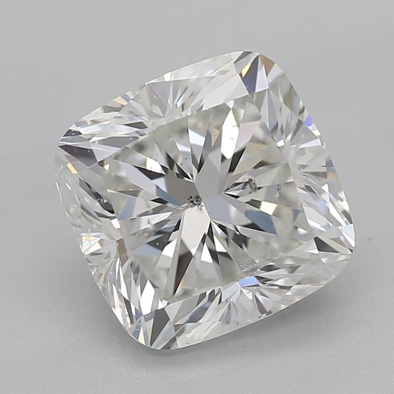 Scopri il fascino di questo anello con diamante in oro giallo, caratterizzato da uno splendido cuscino centrale del peso di 1,80. Classificato I e SI2, questo diamante irradia una brillantezza eccezionale, catturando la luce in ogni angolo. Il
