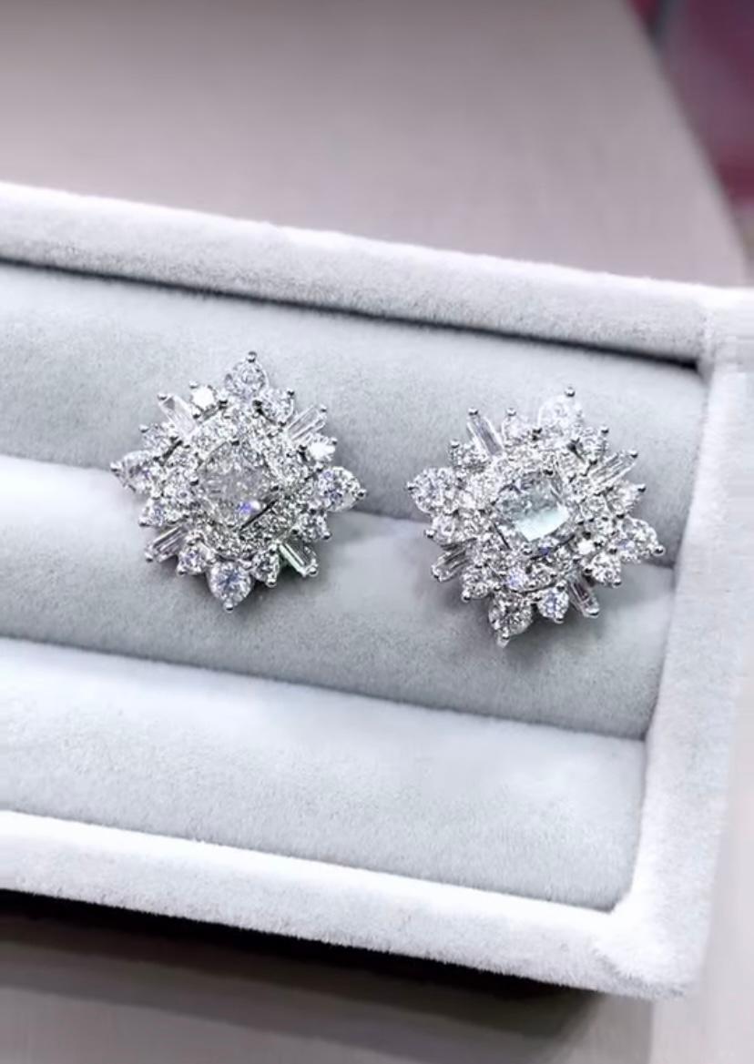 Uno squisito orecchino di diamanti, in  design contemporaneo, uno stile moderno ed elegante.
Eleva il tuo look e aggiungi un tocco di raffinatezza al tuo abbigliamento.
Gli splendidi orecchini sono realizzati in oro 18 carati con 2 pezzi di