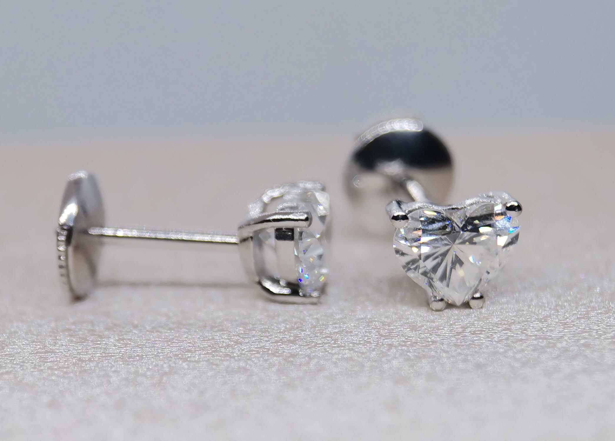GIA-zertifizierte 1,80 Karat Diamant-Ohrstecker in Herzschliffform E/F Farbe VS2 Reinheit für Damen oder Herren im Angebot