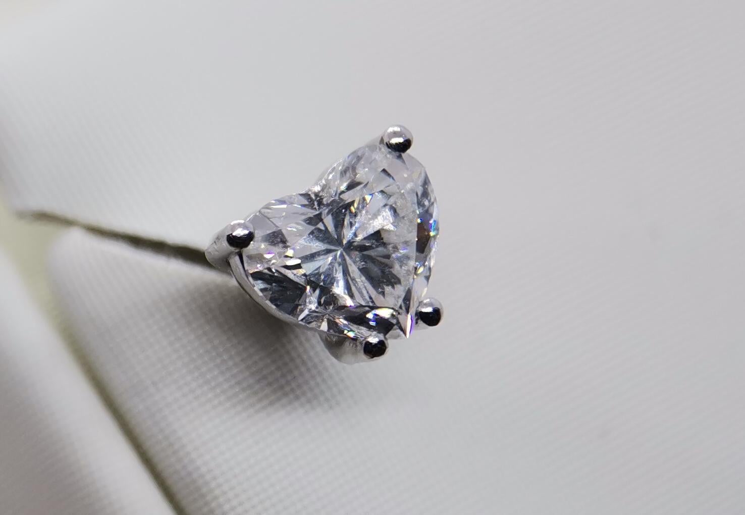GIA-zertifizierte 1,80 Karat Diamant-Ohrstecker in Herzschliffform E/F Farbe VS2 Reinheit im Angebot 1