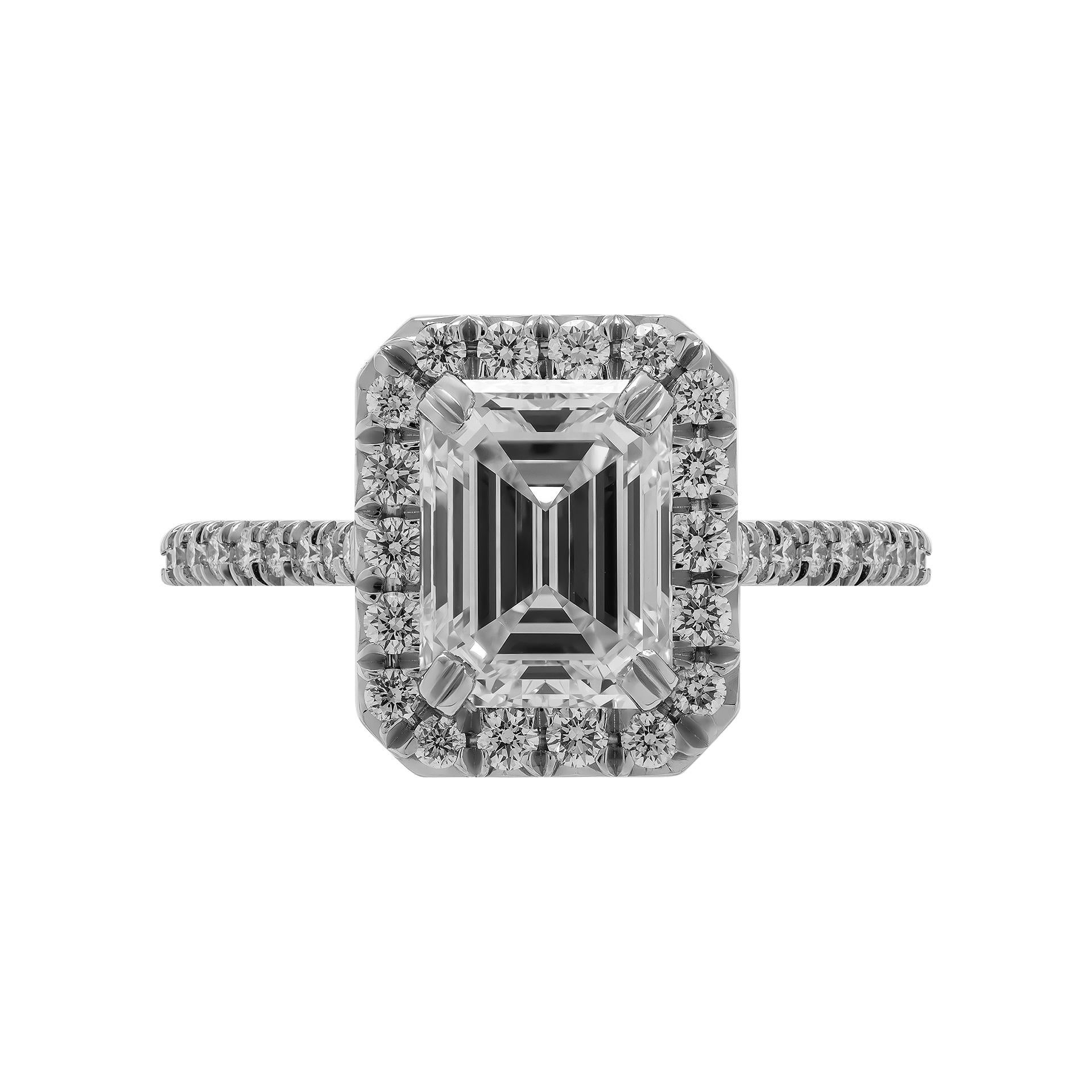 Bague de fiançailles en diamant taille émeraude certifié GIA de 1,80 carat Bague de fiançailles en diamant taille émeraude classique et intemporelle - Classique et intemporelle avec une tige cathédrale en diamant. Montée en platine, avec un
