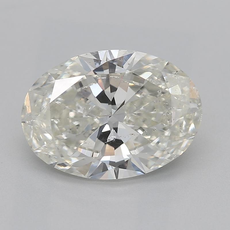Erhöhen Sie Ihre Schmucksammlung mit diesem atemberaubenden Diamantring mit einem atemberaubenden ovalen J SI2-Stein von 1,80 in der Mitte. Das zeitlose Design aus luxuriösem Platin ist von der Vintage-Ästhetik inspiriert und zeigt filigrane Details