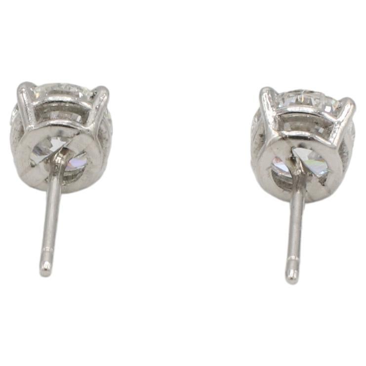 Boucles d'oreilles en platine certifiées GIA 1,80 carat de diamant rond naturel 
Numéro de rapport GIA : A33T9
Diamants : Deux diamants naturels ronds et brillants d'un poids total estimé à 1,80 carats de couleur E à F et de pureté VVS2 à VS1.
Métal