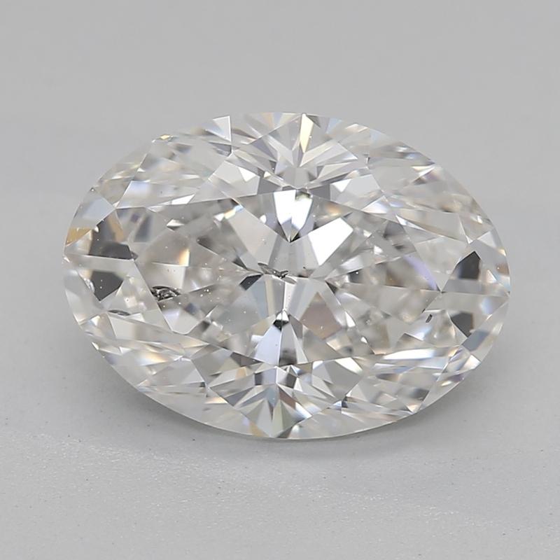 Realizzato alla perfezione, questo squisito anello con diamante presenta un affascinante diamante centrale ovale del peso di 1,80 , che emana una brillantezza abbagliante accentuata dalla sua classificazione G e SI2. L'elegante fascia è composta da