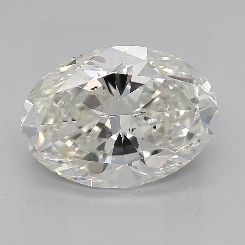 Realizzato a mano a New York, questo squisito anello con diamante presenta al centro un diamante ovale mozzafiato, del peso di ben 1,80, con un luminoso valore I e SI2. Il diamante è meticolosamente incastonato a quattro punte su una scintillante