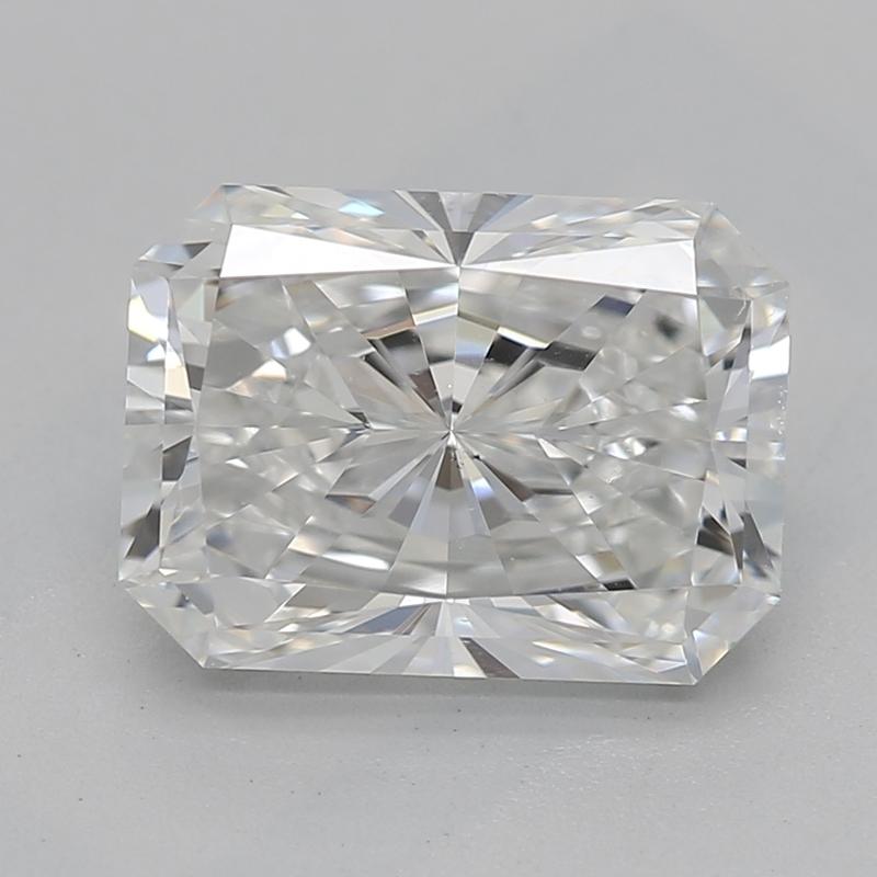 Questo straordinario anello con diamante presenta una splendida pietra centrale radiosa del peso di 1,80 , con un valore mozzafiato di F e una purezza di VS2. Incastonato in un lussuoso platino, l'anello è progettato per affascinare e deliziare. Il