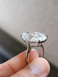 Bague Issac Nussbaum en platine 18 carats diamant ovale couleur H VS1 clarté.