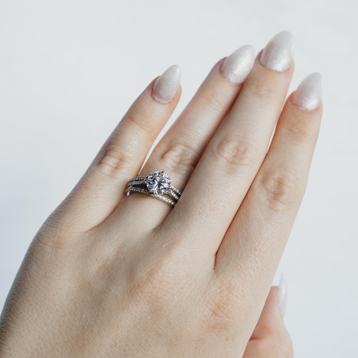 Anello a tre linee con diamante Split Shank in platino certificato GIA 1,80ct I/VS2 In condizioni ottime in vendita a Seattle, WA