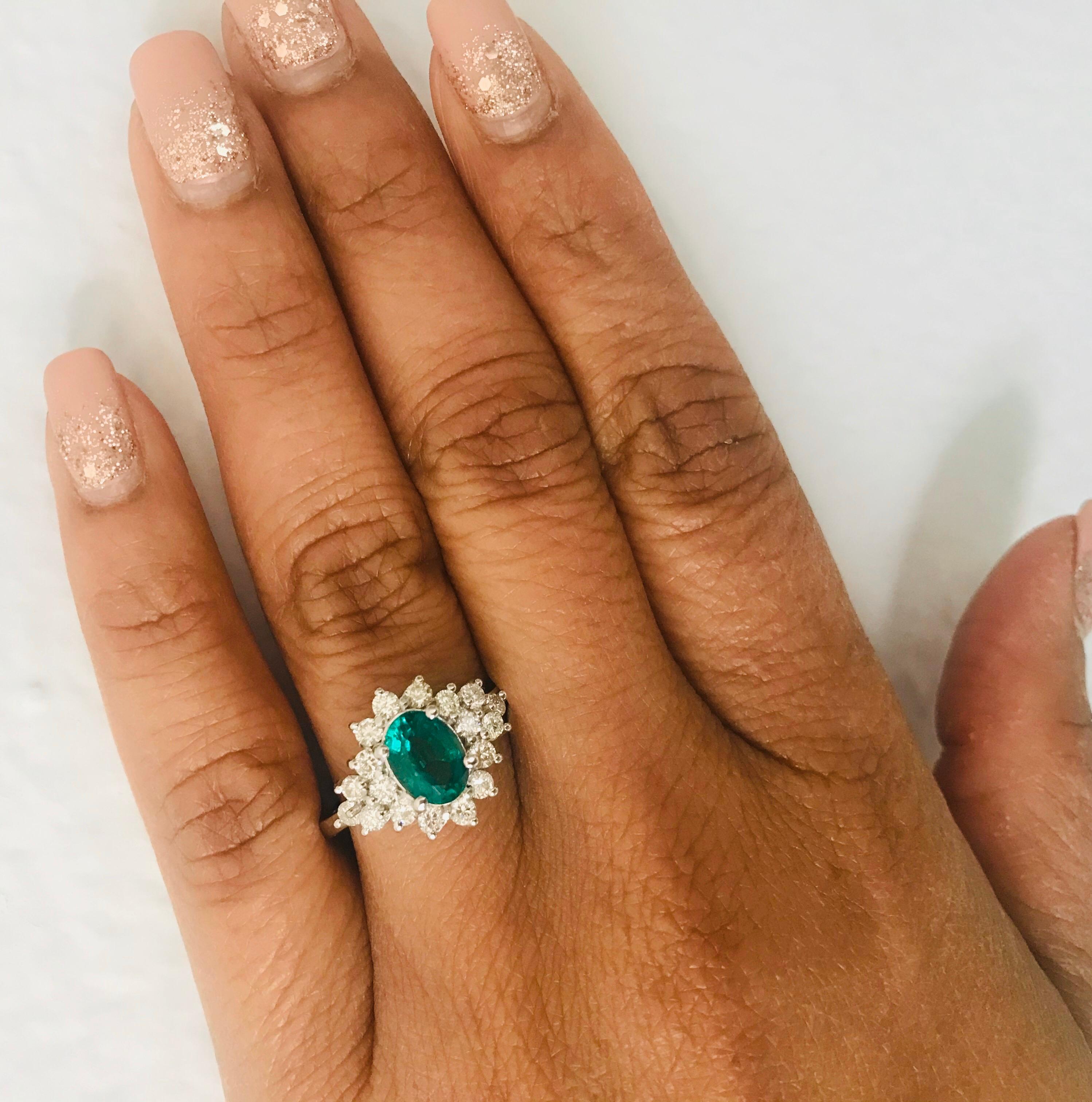 GIA zertifizierter 1,41 Karat Smaragd-Diamant-Cluster-Ring aus 14 Karat Weißgold im Angebot 1