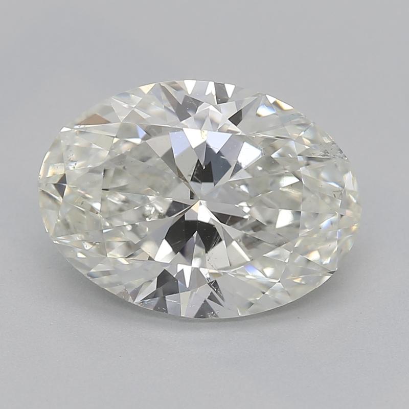 Erhöhen Sie Ihre Schmucksammlung mit diesem atemberaubenden Diamantring mit einem bemerkenswerten ovalen J SI1 1,81 Mittelstein. Das in einem raffinierten Zacken-Design gefasste Mittelstück wird durch eine Reihe kleinerer runder Brillanten ergänzt,