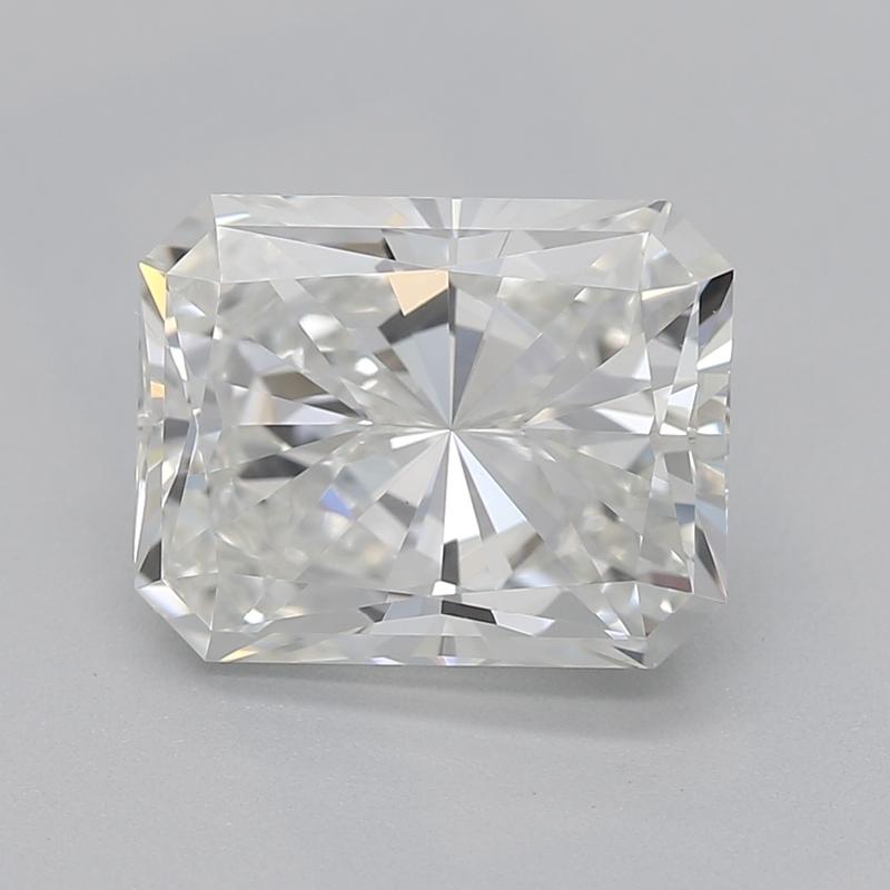 Un magnifique diamant radiant pesant 1,81, d'une pureté H et VS1, se trouve élégamment placé au centre de cette exquise bague en diamant. L'art de cette pièce est évident dans son sertissage exquis, qui est complété par un halo caché de diamants