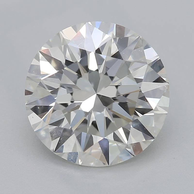 Fabriquée à la main à New York, cette magnifique bague en diamant capture l'essence de l'élégance intemporelle, avec une remarquable pierre centrale ronde J VS2 de 1,81. Le design présente une tresse torsadée unique qui encercle astucieusement le