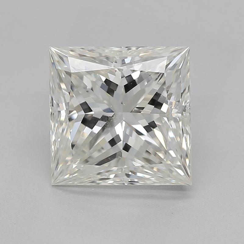Extraordinaire bague princesse en diamant, cette pièce illustre l'élégance et l'originalité avec son design unique à trois pierres. En son cœur, un superbe diamant princesse, pesant 1,81 et classé J avec VS2, offre un remarquable jeu de lumière,