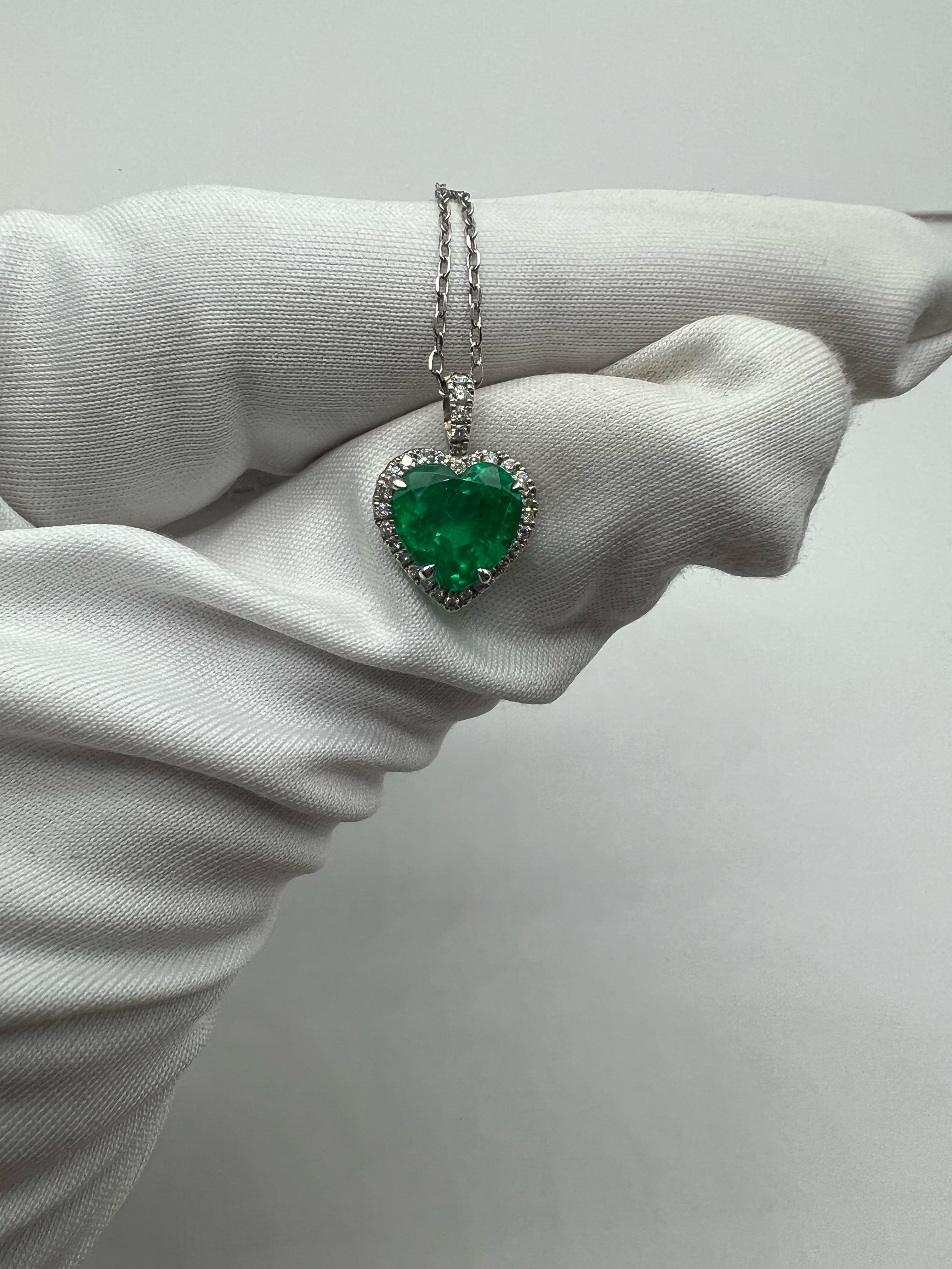 GIA Certified 1.82 Carat Natural Colombian Emerald Diamond 18KWG Pendant For Sale 2