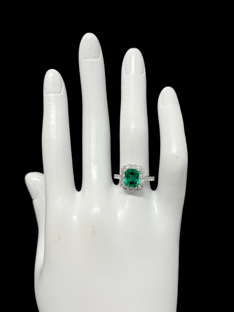 GIA Certified 1.82 Carat Natural Colombian Emerald Ring Set in Platinum For Sale 1