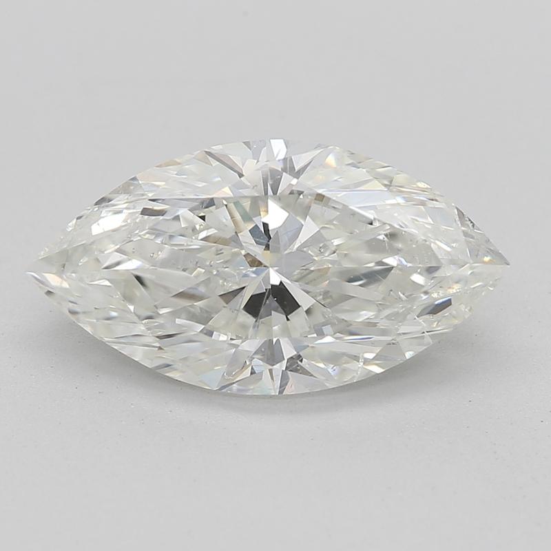 Realizzato a mano a New York, questo splendido anello con diamante presenta un'affascinante pietra centrale a forma di marquise J SI2 1,82, squisitamente incastonata per esaltarne la brillantezza da ogni angolazione. La lussuosa fascia, realizzata