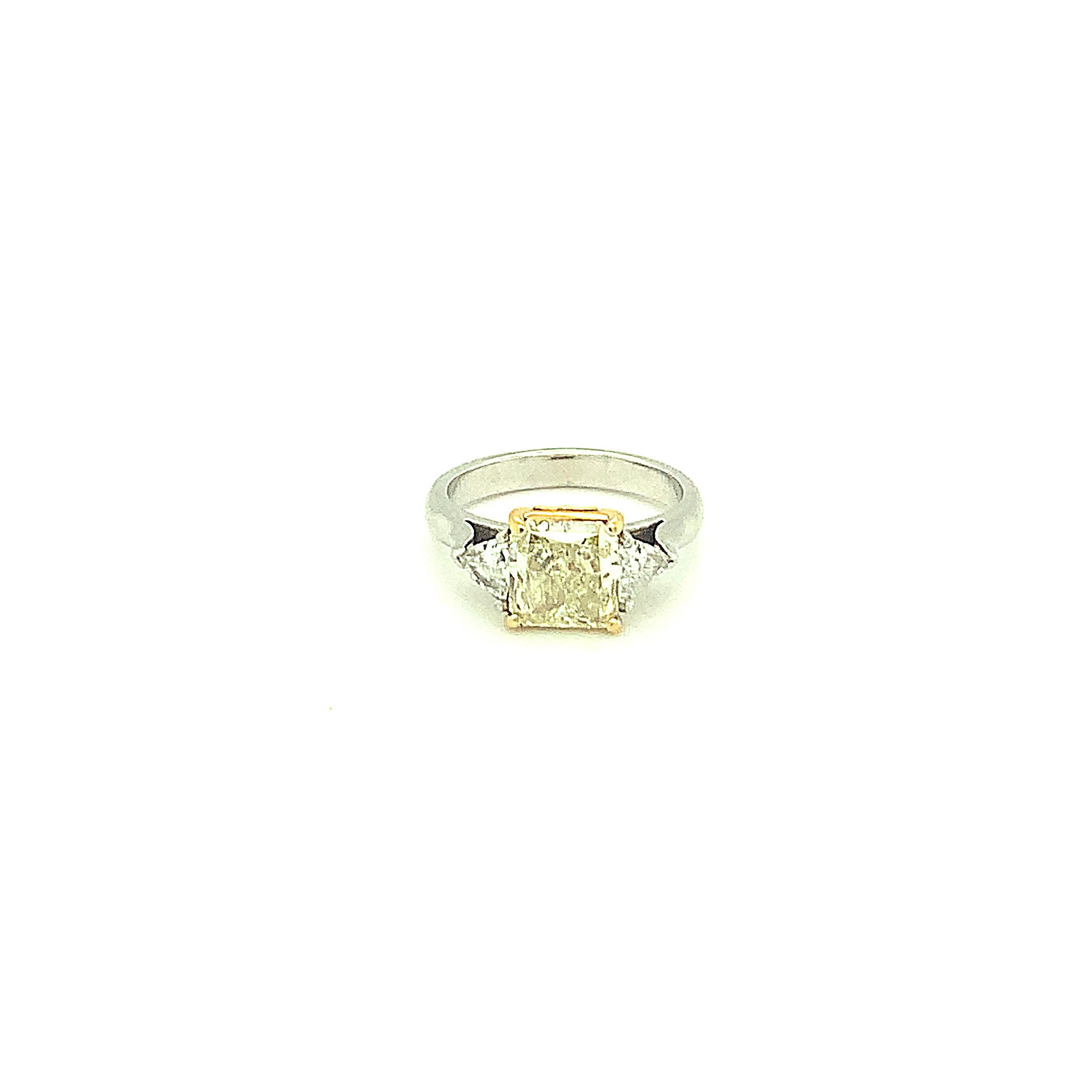 GIA Certified 1.83 Carat Fancy Light Yellow Diamond Platinum Ring For Sale 4