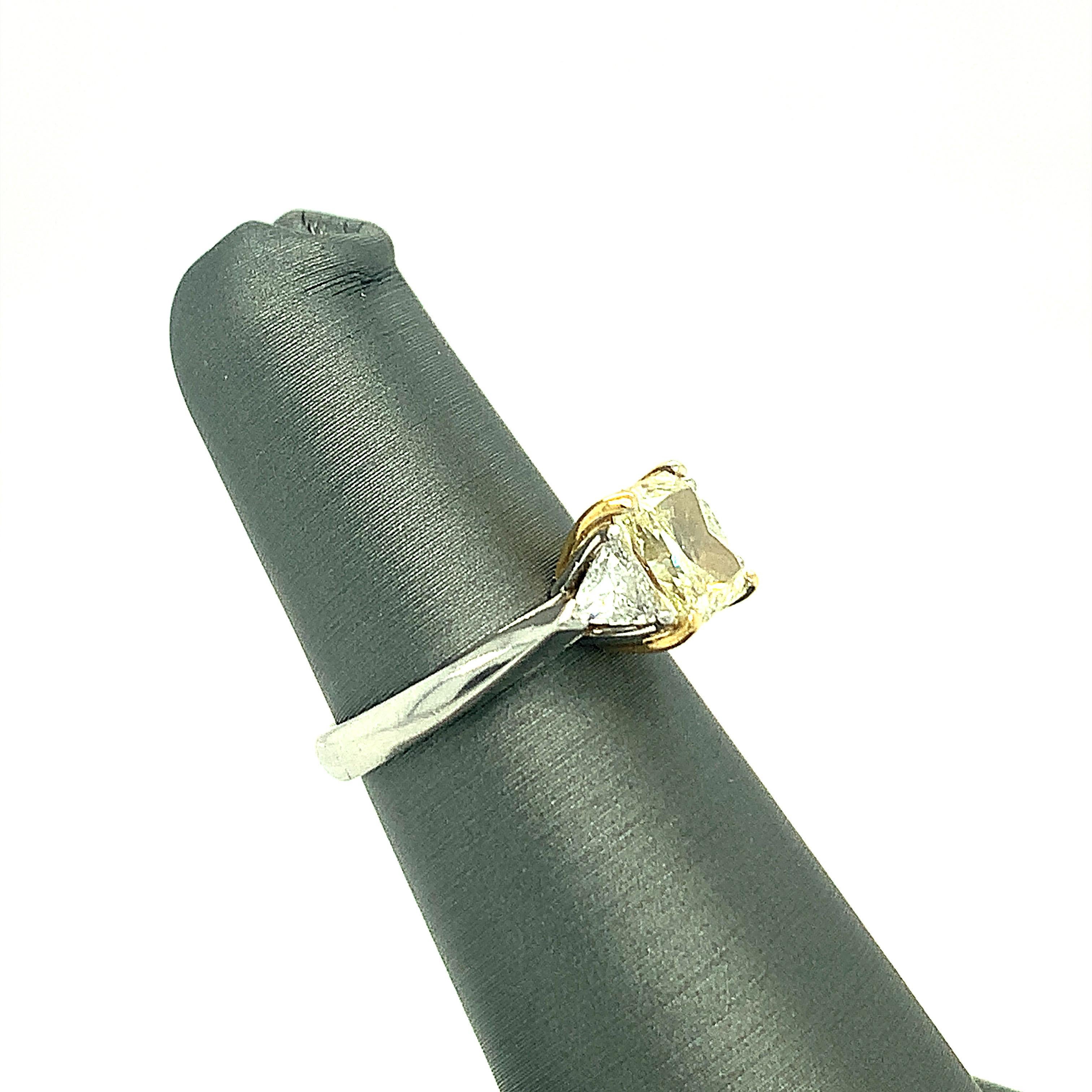 GIA Certified 1.83 Carat Fancy Light Yellow Diamond Platinum Ring In Good Condition For Sale In Trumbull, CT