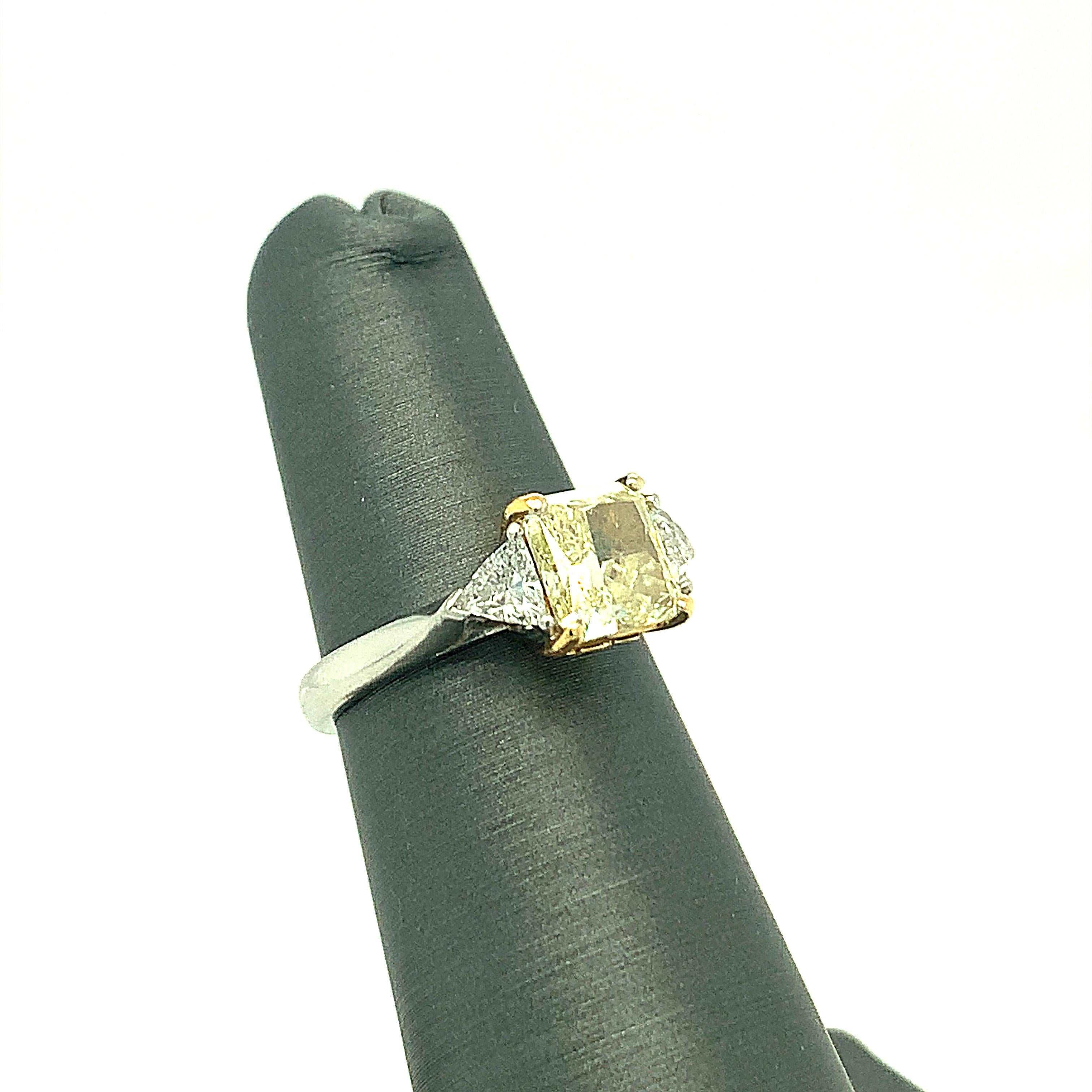 GIA Certified 1.83 Carat Fancy Light Yellow Diamond Platinum Ring For Sale 2