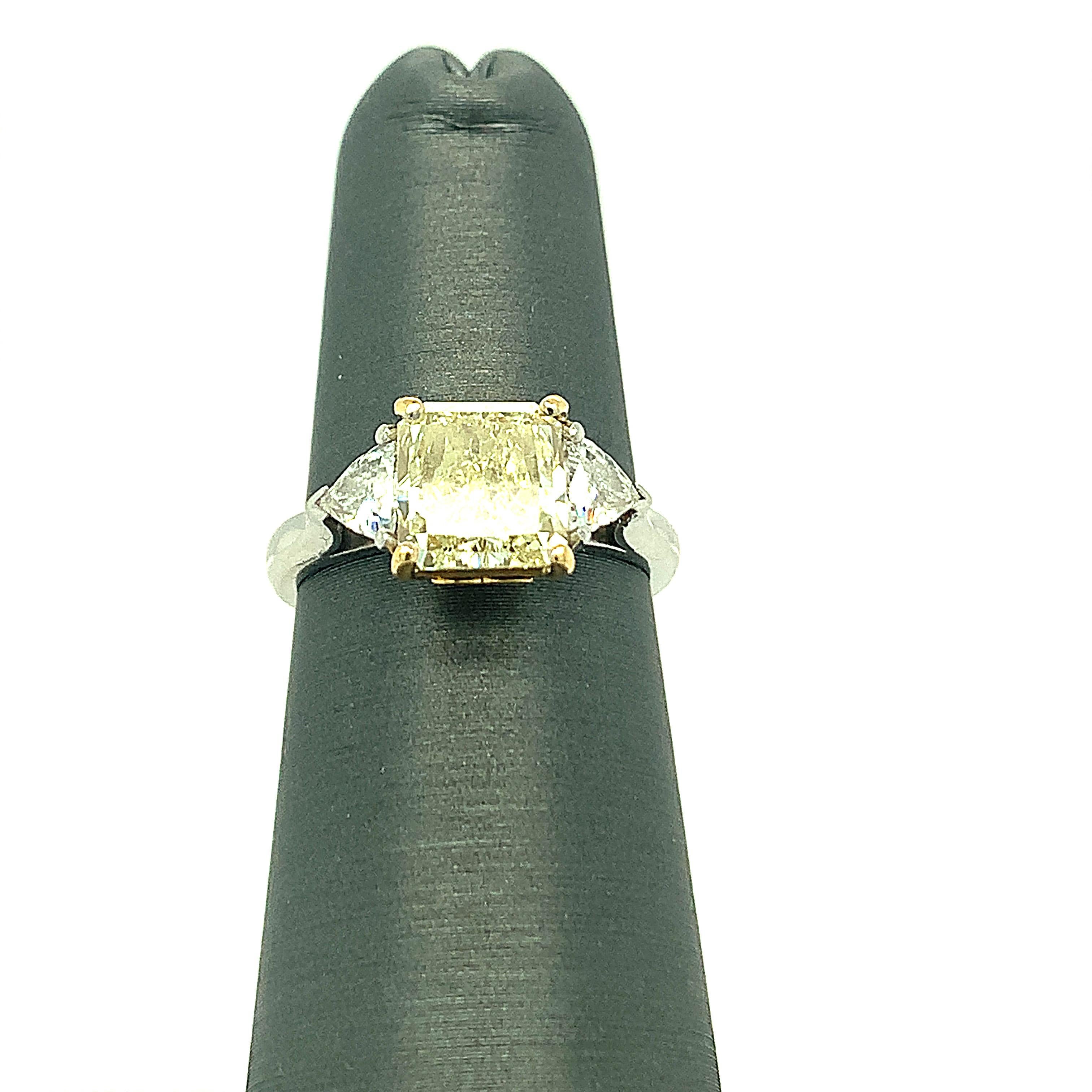 GIA Certified 1.83 Carat Fancy Light Yellow Diamond Platinum Ring For Sale 3